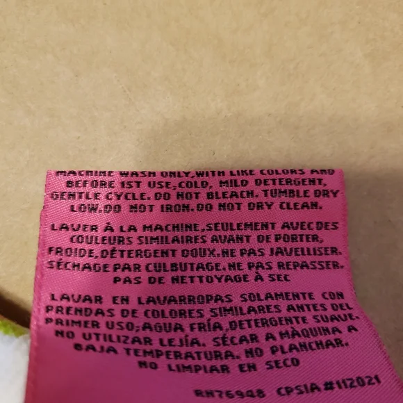 Betsey Johnson Beach Towel 28 in x 58 in - Picture 6 of 7